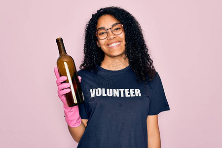 非洲裔美国卷发女穿着志愿者T恤做志愿者回收玻璃瓶图片