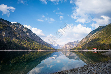 湖平原的美丽风景树木和山丘图片