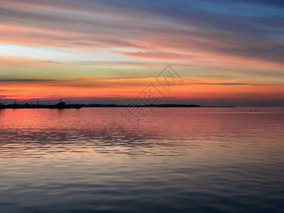 海边粉色日落夜晚在海浪天际图片