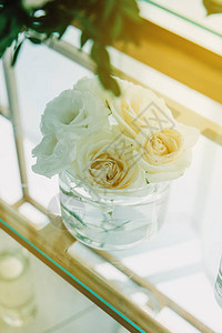 盛装花饰和蜡烛的漂亮婚桌布置室内婚礼仪式结婚图片