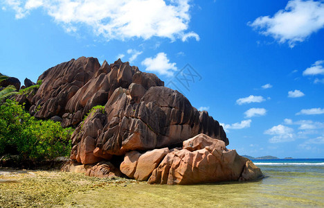 拉迪格岛印度洋塞舌尔昂斯格罗斯切海滩上的大花岗岩热带风景图片