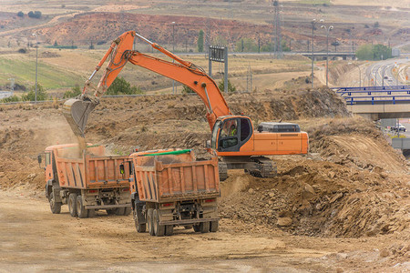 为建造高速公路而移动土地的卡车和图片