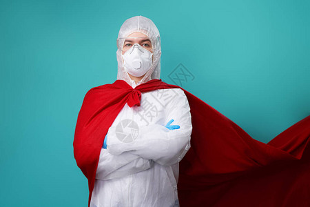 医生穿着个人防护装备穿着超级英雄斗篷的服装手套和外科口罩验尸官爆发期间超级英雄主义医图片