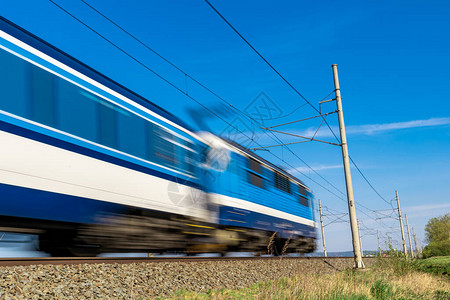 城际特快列车在铁轨上行驶图片