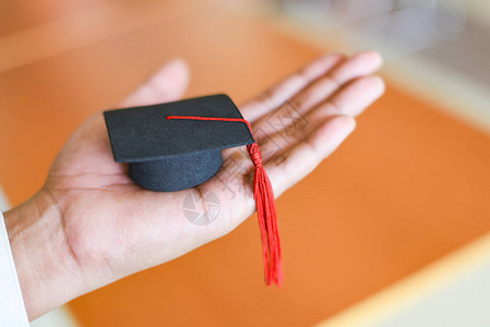 毕业教育商业学习概念商人或学生在毕业日毕业时手持毕业帽祝贺大学图图片