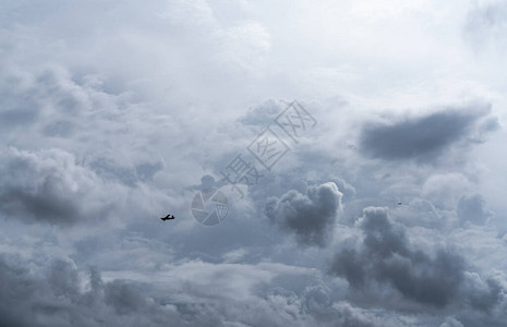 在多云的天空中的小飞机用于造雨白色蓬松的云朵用小飞机制造人工降雨两架飞机在多云的天空上飞行用于人工降图片