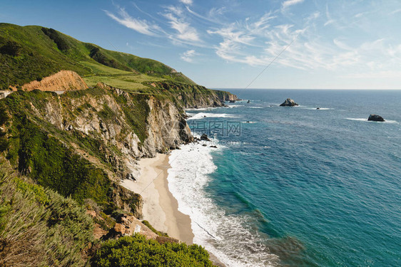 以其戏剧风景闻名太平洋落基悬崖和美丽的沙滩的景色令人震撼加利福尼图片
