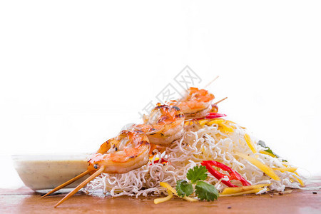 椰子咖喱和亚洲酱中的虾片切在白色背景的木板背景图片