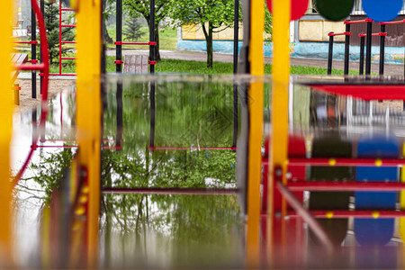 雨中操场上空荡的秋千公园里的儿童秋千木凳滑梯运动器材空城图片