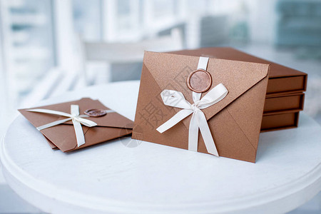 礼券礼券或折扣带有丝带和蜡封的青铜邀请信封卡片婚礼邀请图片