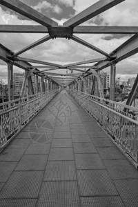 金属矩形桥隔绝垂直图像黑白图图片