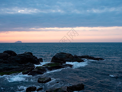 海边的水浪和岩石图片