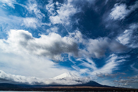 富士山和雄伟的天空图片