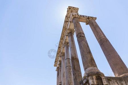 意大利罗马的古罗马广场带有柱子的古董结构似乎从下面看古老意大利图片