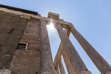 意大利罗马的古罗马广场带有柱子的古董结构似乎从下面看古老意大利图片