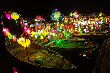 亚洲船上有彩色灯笼夜间图片