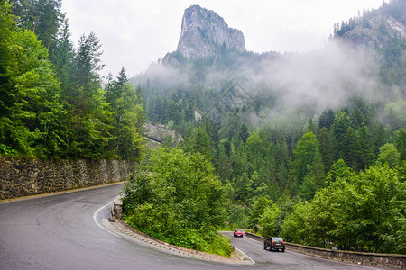 罗马尼亚BicazGorge公路上的汽车是该国最壮观的车道之一图片