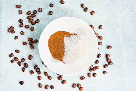 达尔戈纳咖啡饮料准备速溶咖啡和糖在碗里顶视图韩国拿铁咖啡配方与速溶咖啡泡沫背景图片