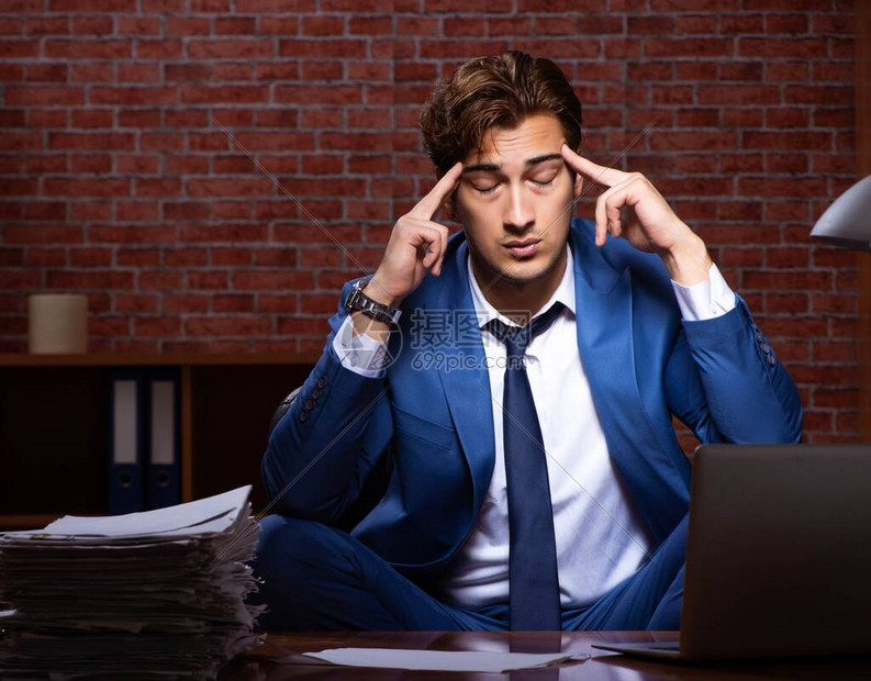 晚上在办公室上班的年轻生意人高清图片下载-正版图片506534513-摄图网