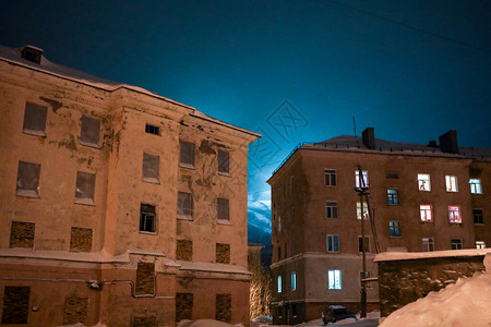 冬天的夜晚城市远北的图片