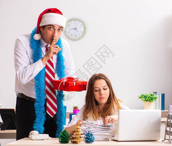 同事们在办公室交换圣诞礼物图片