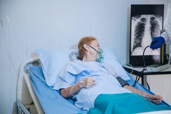 感染covid19患者在医院检疫室躺在床上时图片