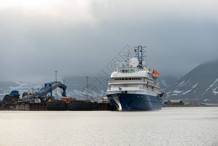停泊在朗伊尔城港的客船从前方看图片
