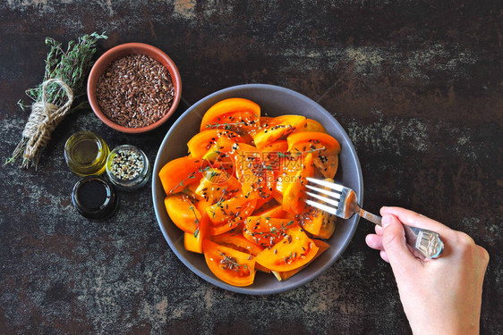 黄色西红柿健康沙拉用百里香明亮的秋季沙拉配黄色西红柿和百里香健康的素食图片