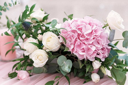 原始的婚礼植物区系特写婚礼花束辅以玫瑰霍滕西亚玫瑰和绿色植图片