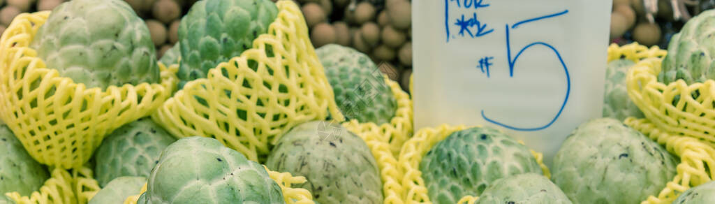 新加坡LittleIndia小印度水果摊上贴有价格标签的泡沫网套袖中的糖苹果全景在农民市场保护黄网时图片