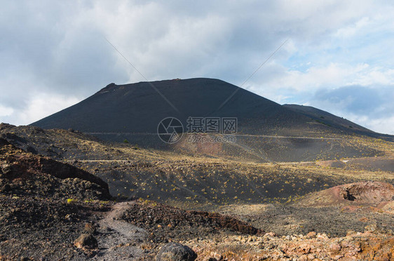 从加那利群岛拉帕尔马的特内吉亚火山中看到的圣图片