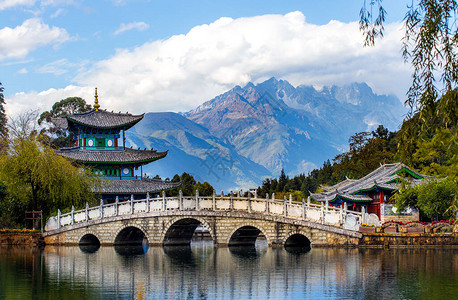 云南建水古城在云南李江玉春公园的黑龙泳池上美景如玉龙雪山背景