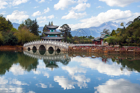 在云南李江玉春公园的黑龙泳池上美景如玉龙雪山图片