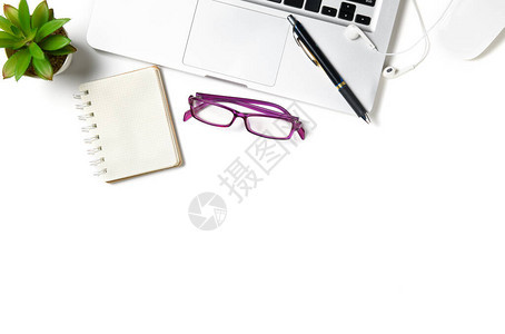 白色办公桌与笔记本电脑和空白笔记本隔离在白色背景带有复制空间的图片