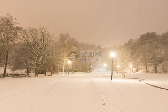 深夜在雪地公园里黑暗的街图片