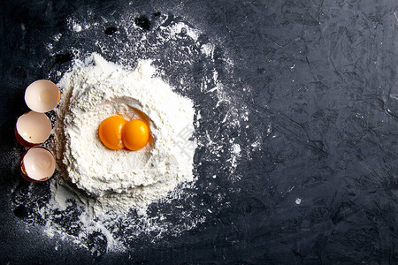 花岗岩厨房柜台上有面粉和蛋黄的小麦片图片