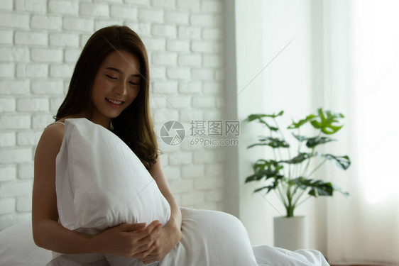 亚洲妇女快乐健康穿着白睡衣图片