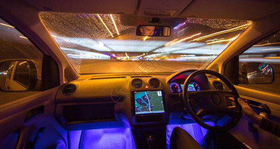 男人在雨中城市开车左侧车图片