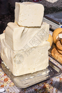 超市熟食柜台出售的各种用香草调味的奶酪轮图片