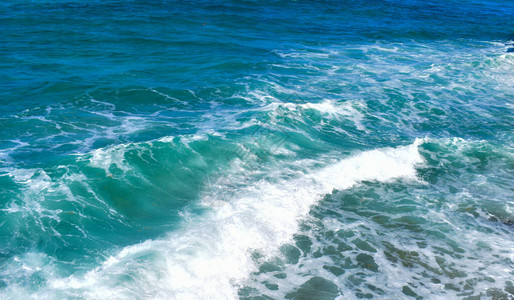 帆船浪蓝色大海上的小浪背景