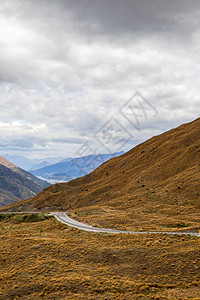 南岛的山丘和山丘之间的公路图片