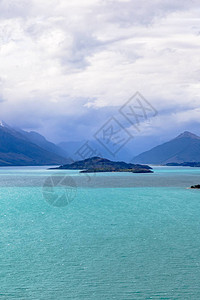 海岸上的皮拉米山和湖边的岛屿瓦卡提图片