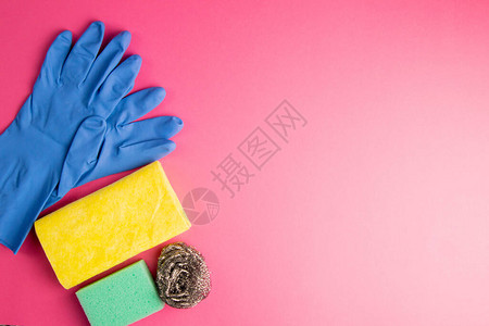 用于厨房浴室和其他房间不同表面的彩色清洁套装粉红色背景上的文本或徽标的空白位置清洁服务理念早春定期大图片