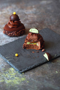 当代巧克力迷你慕斯蛋糕图片