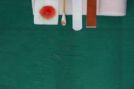 半件工具包括石膏斯瓦布血纱布和用绿色外科服饰配制的滚纱布图片