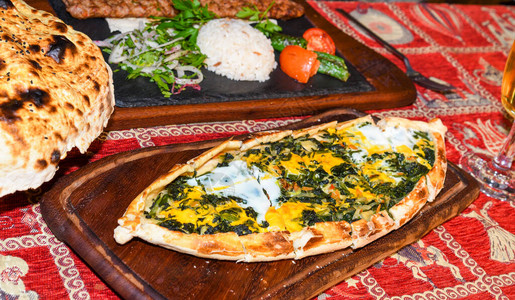 传统正宗土耳其午餐或晚餐图片