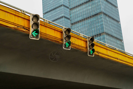 绿色红绿灯大城市交通图片