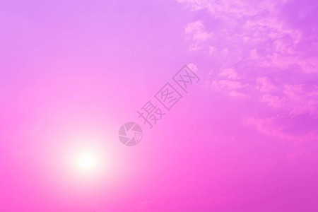 紫色天空中的白太阳明亮背景图片