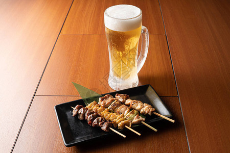 日本烤鸡肉串和啤酒的形象图片
