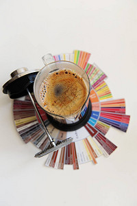 在法国媒体上冲泡黑咖啡在咖啡品尝者风味轮上顶视图白色背景图片